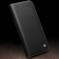 QIALINO Eleganckie Matowe Skórzane Etui do iPhone 15 Plus czarne