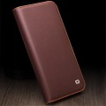 QIALINO Eleganckie Matowe Skórzane Etui do iPhone 15 Plus brązowe