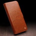 QIALINO Eleganckie Skórzane Etui Pokrowiec do iPhone 15 Pro brązowe jasne