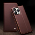 QIALINO Eleganckie Skórzane Matowe Etui do iPhone 15 Pro Max brązowe