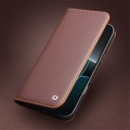 QIALINO Eleganckie Matowe Skórzane Etui do iPhone 18 Pro brązowe