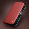 QIALINO Eleganckie Matowe Skórzane Etui do iPhone 18 Pro czerwone